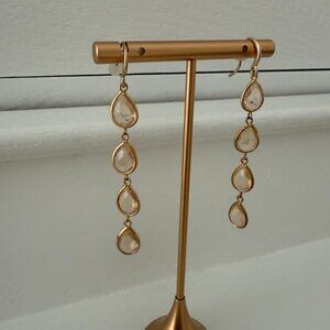 💎 Crystal Teardrop Dangle Earrings – Gold Frame Elegance ✨